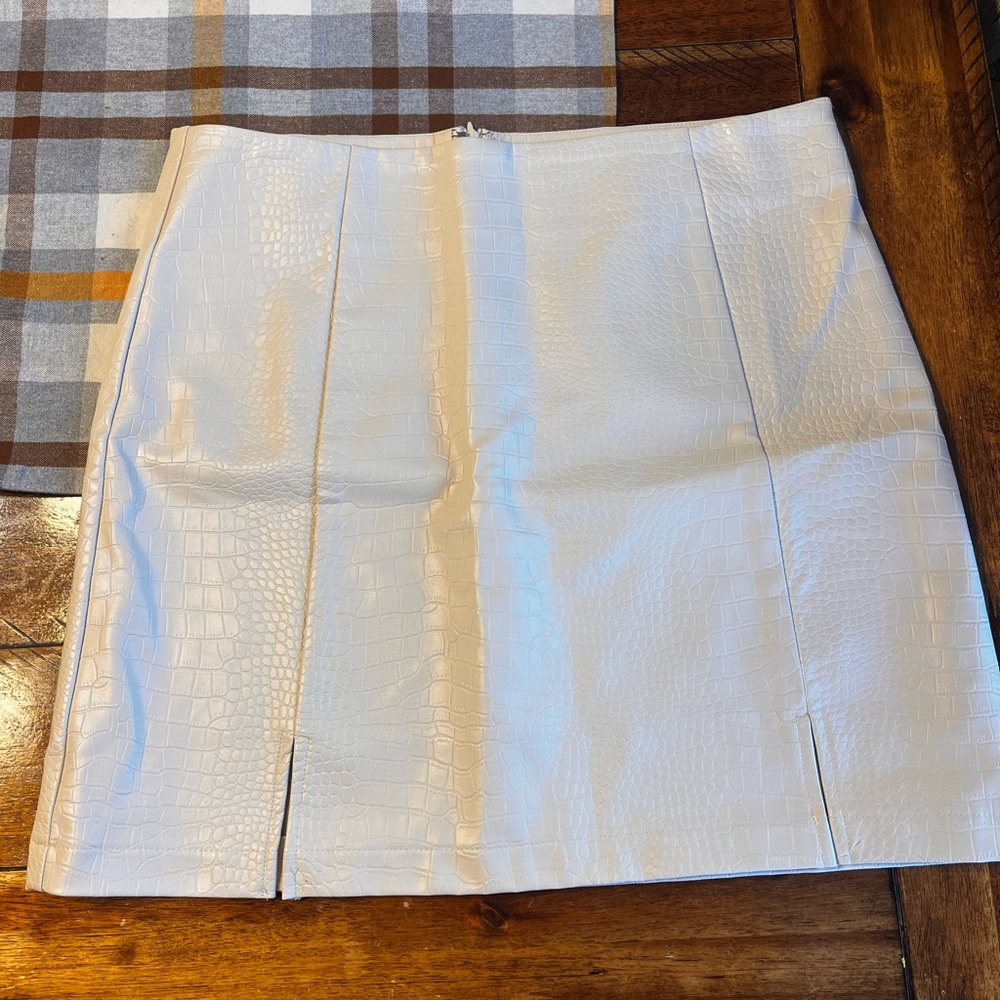 Adorable Mi Ami for Francesca’s Cream Snake Skin Mini Skirt‎ Size L